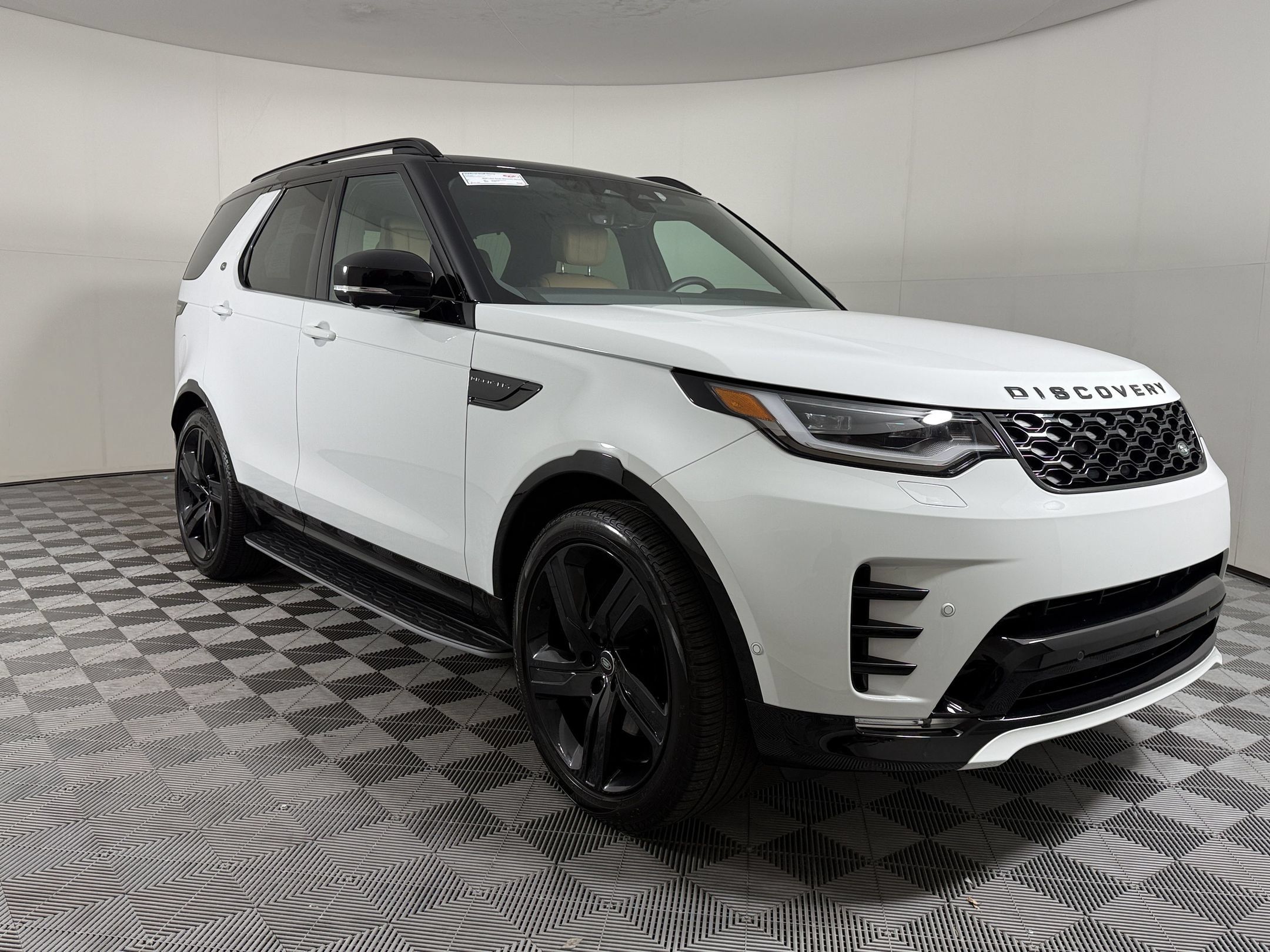 Used 2025 Land Rover Discovery Dynamic SE AWD/4WD image 7