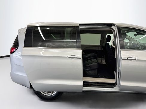 Used 2024 Chrysler Pacifica Touring-L FWD image 32
