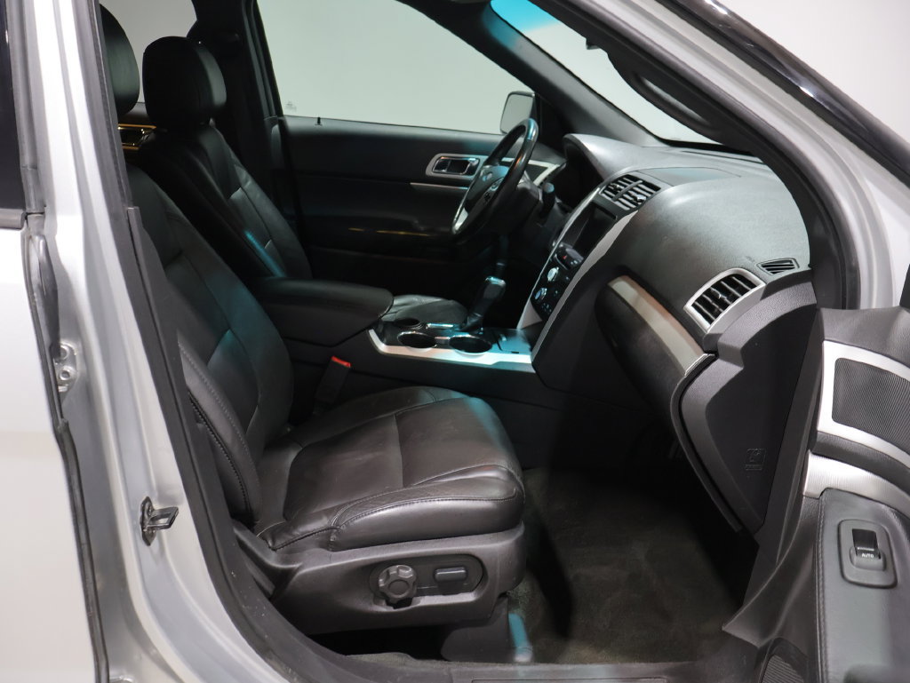 Used 2015 Ford Explorer XLT w/ Equipment Group 202A FWD image 26
