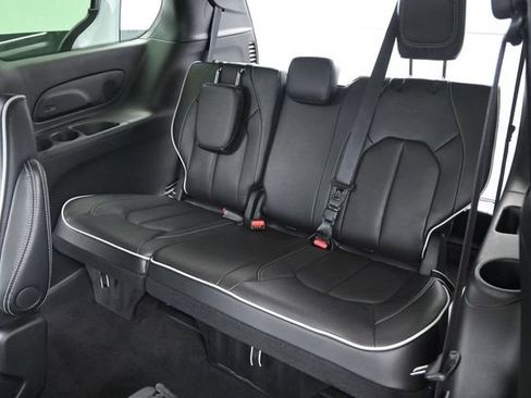 Used 2026 Chrysler Pacifica Limited FWD image 13