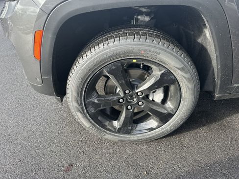 New 2025 Jeep Grand Cherokee Limited w/ Luxury Tech Group II image 11