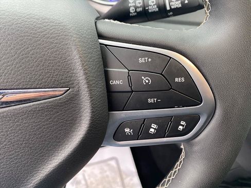 Used 2025 Chrysler Pacifica Select FWD image 16