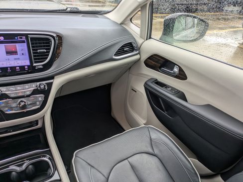 Used 2023 Chrysler Pacifica Limited w/ Uconnect Theater Family Group FWD image 18