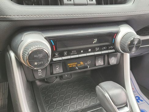 Used 2021 Toyota RAV4 XLE Premium image 22