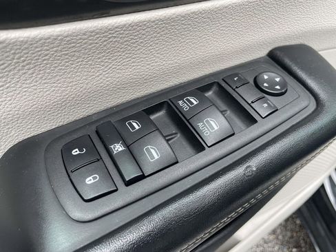 Used 2022 Chrysler Pacifica Touring-L FWD image 17