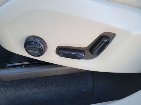 Used 2023 Volvo XC90 B6 Plus image 17