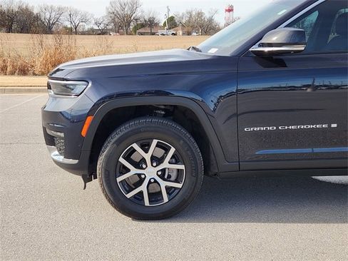 Used 2024 Jeep Grand Cherokee L Limited w/ Luxury Tech Group II image 8