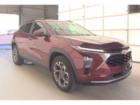 Used 2025 Chevrolet Trax LT w/ LT Convenience Package image 3