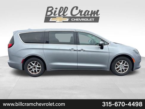 Used 2017 Chrysler Pacifica Touring FWD image 8