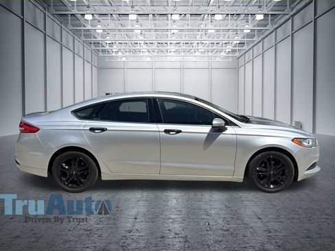 Used 2018 Ford Fusion SE w/ Fusion SE Technology Package FWD image 9