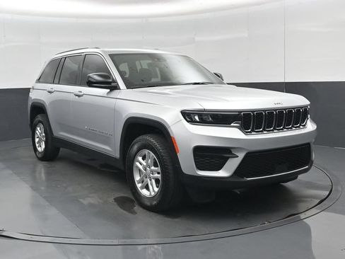 Used 2025 Jeep Grand Cherokee Laredo AWD/4WD image 1