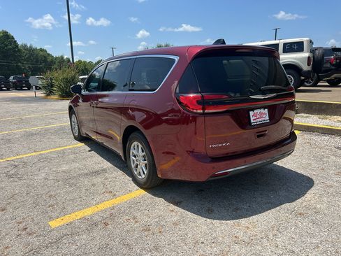 Used 2023 Chrysler Pacifica Touring-L FWD image 7