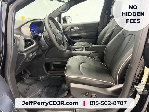New 2027 Chrysler Pacifica Limited w/ Family Tech Group AWD/4WD image 10