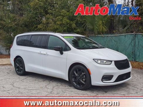 Used 2025 Chrysler Pacifica Limited image 1