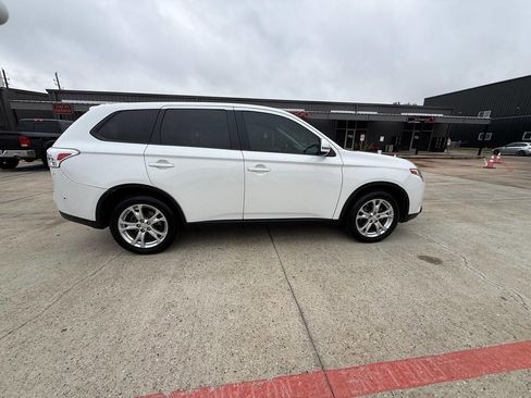 Used 2015 Mitsubishi Outlander SE image 2