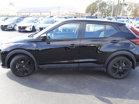 Used 2023 Nissan Kicks SV image 3