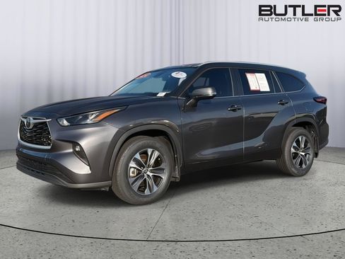 Certified 2024 Toyota Highlander XLE FWD image 1