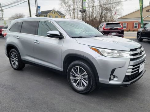 Used 2019 Toyota Highlander XLE image 3