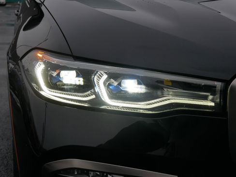 Used 2022 BMW X7 M50i image 16