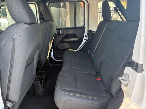 Used 2025 Jeep Wrangler Sahara image 24