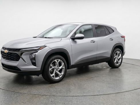 Used 2025 Chevrolet Trax LT FWD image 3