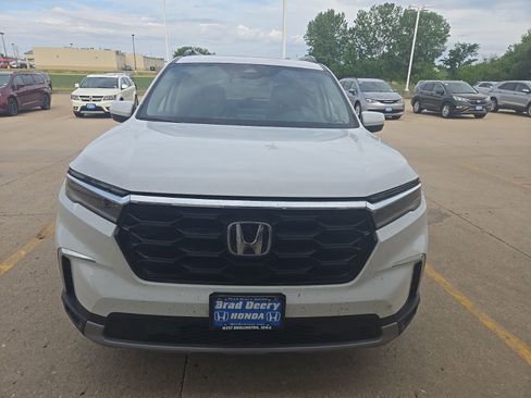 Used 2024 Honda Pilot Touring image 3