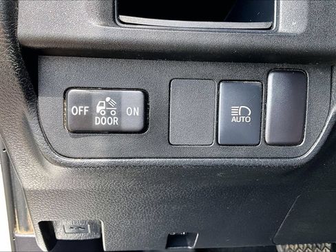 Used 2018 Toyota Tacoma SR5 AWD/4WD image 32