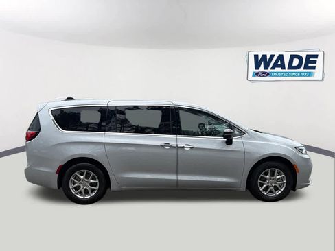 Used 2024 Chrysler Pacifica Touring-L FWD image 4