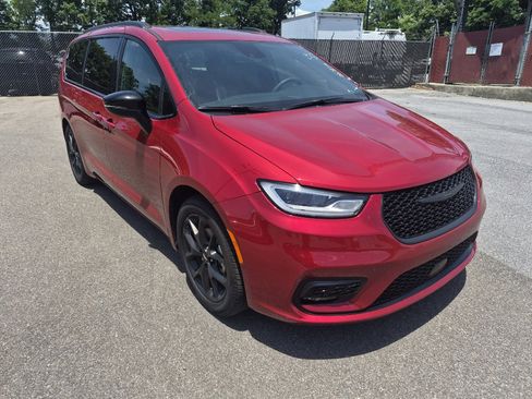 Used 2025 Chrysler Pacifica Limited FWD image 1