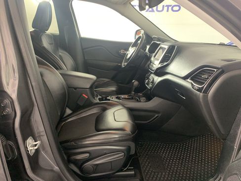 Used 2019 Jeep Cherokee Latitude Plus AWD/4WD image 40