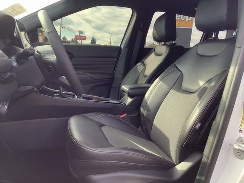 Used 2024 Jeep Compass Latitude w/ Convenience Group image 8