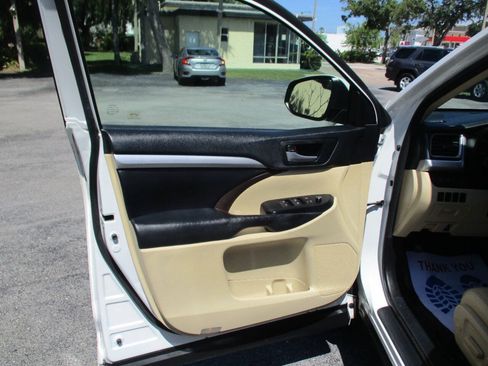 Used 2017 Toyota Highlander XLE FWD image 22