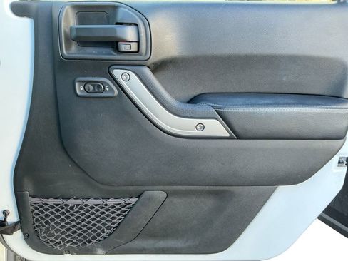 Used 2017 Jeep Wrangler Unlimited Rubicon image 16