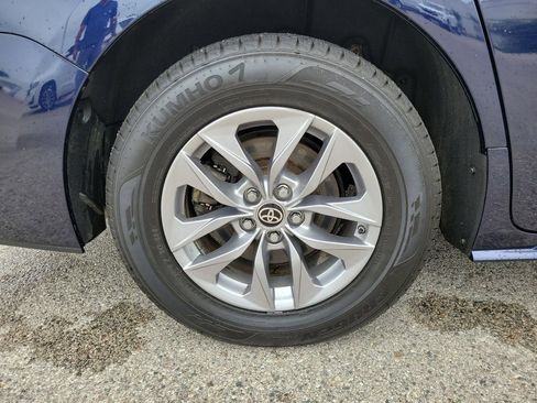 Used 2023 Toyota Sienna XLE AWD/4WD image 5