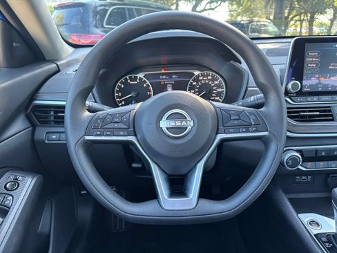 Used 2025 Nissan Altima 2.5 SV FWD image 28