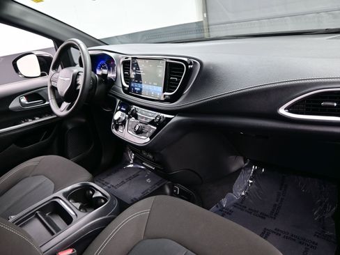 Used 2024 Chrysler Pacifica Touring FWD image 18