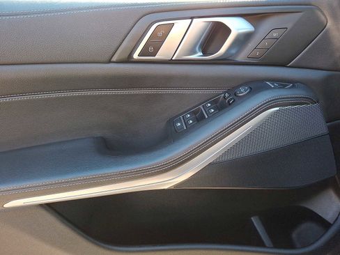 Used 2022 BMW X5 xDrive40i w/ M Sport Package image 9