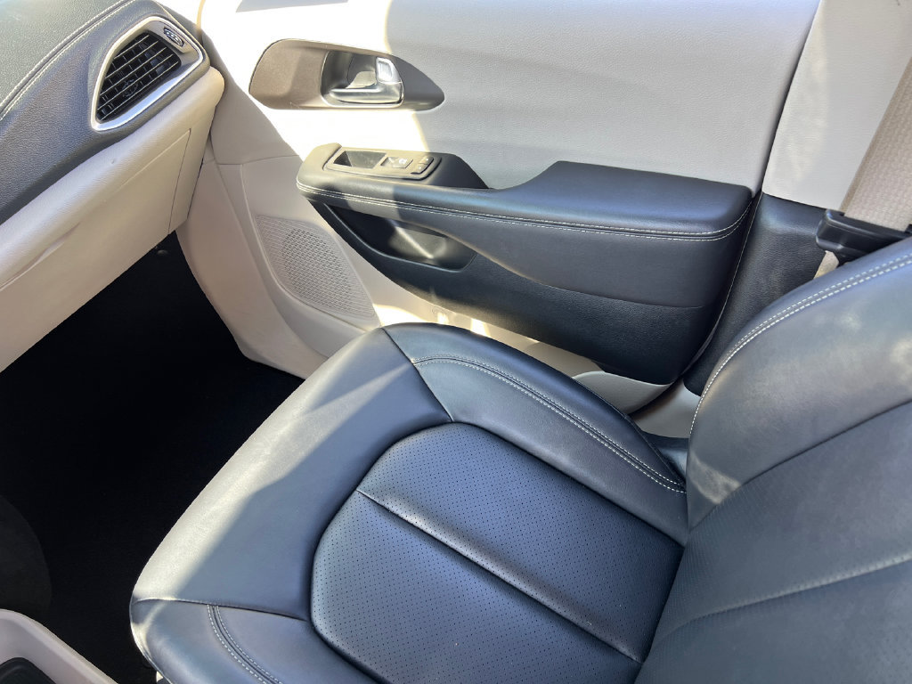 Used 2024 Chrysler Pacifica Limited FWD image 21