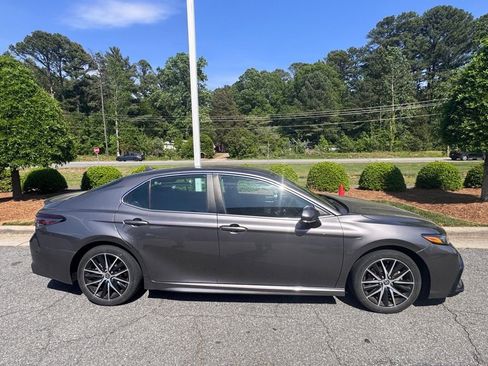 Used 2023 Toyota Camry SE image 4