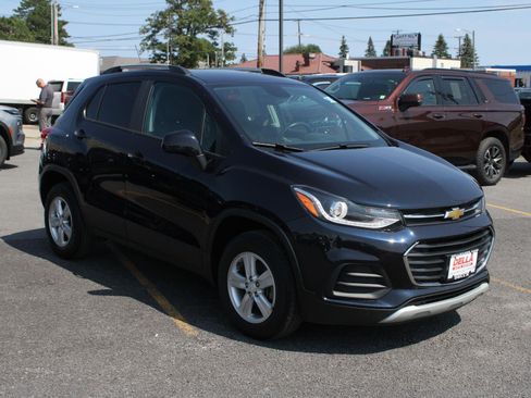 Used 2022 Chevrolet Trax LT w/ Driver Confidence Package AWD/4WD image 3