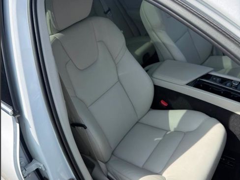 Used 2023 Volvo XC60 T8 Plus image 4