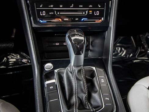 Certified 2025 Volkswagen Taos SE image 31