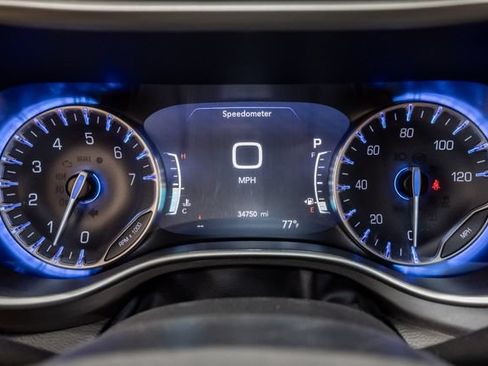 Used 2024 Chrysler Pacifica Touring-L FWD image 13