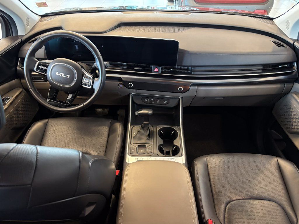 Used 2025 Kia Carnival FWD image 28