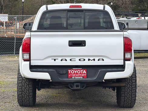 Used 2017 Toyota Tacoma TRD Sport image 5