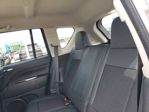 Used 2017 Jeep Compass Latitude FWD image 25