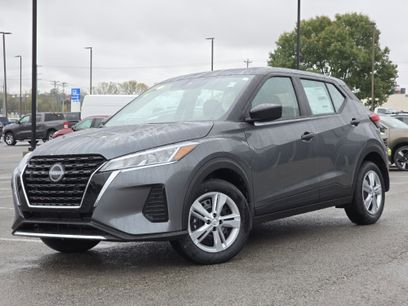 New 2025 Nissan Kicks Play S