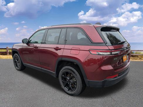 Used 2025 Jeep Grand Cherokee Altitude AWD/4WD image 6