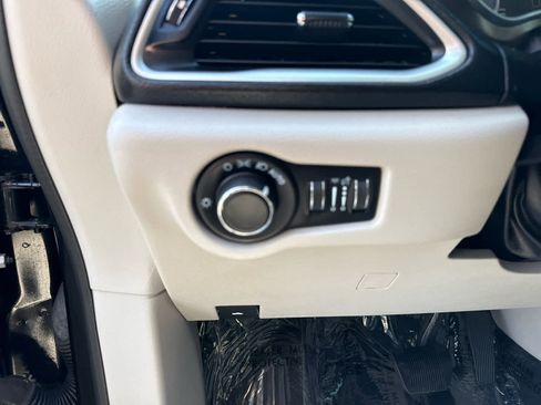Used 2021 Chrysler Voyager LX FWD image 18