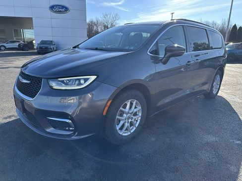 Used 2022 Chrysler Pacifica Touring-L image 1